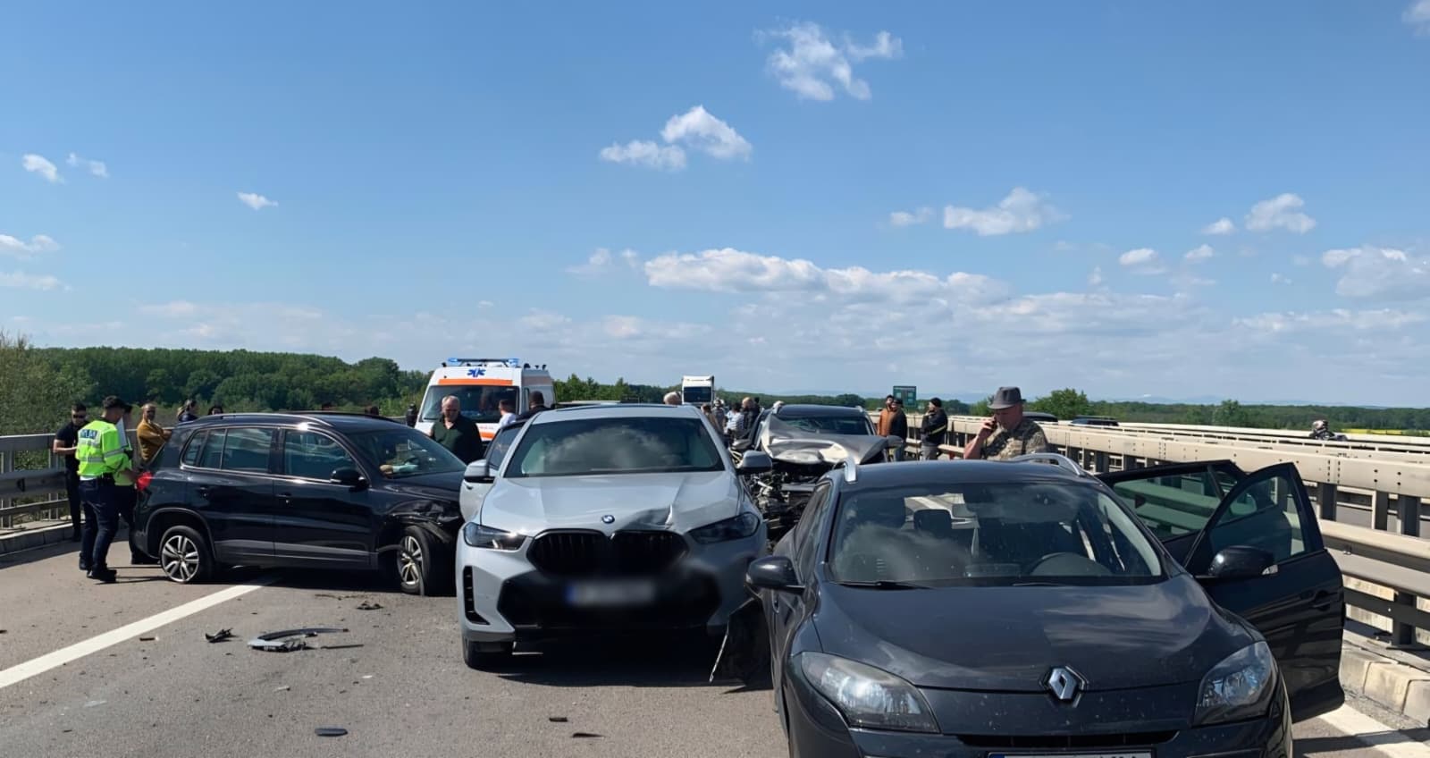 Trafic oprit pe A3 din cauza unei coliziuni între şapte autoturisme