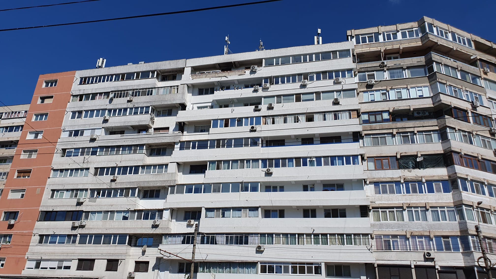 Prefectura Galați: Locuitorii din blocul lovit de dronă pot opta pentru relocare / Inspectorii Inspectoratului de Stat în Construcții vor face o expertiză tehnică a blocului