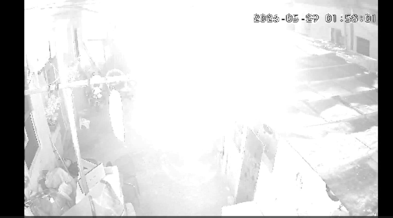 EXCLUSIV VIDEO Momentul în care drona rusească se prăbușește și explodează pe blocul din Galați, surprins dintr-o curte vecină