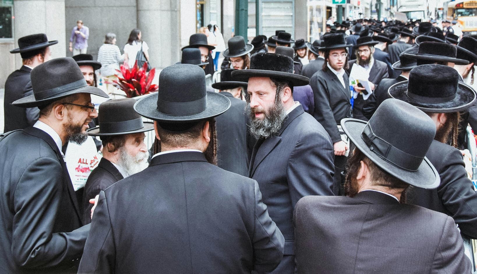 Comunitatea evreiască din Regatul Unit face apel la solidaritate / Valul de atacuri antisemite seamănă frică și le amenință modul de viață: bărbații își ascund kippa sub șepci / Elevii de la școlile evreiești își acoperă emblemele de pe uniforme