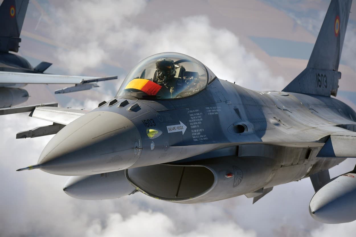 ANALIZĂ: România nu are suficiente mijloace eficiente pentru a doborî dronele care îi încalcă spațiul aerian / De ce aceasta este o misiune dificilă pentru avioanele F-16