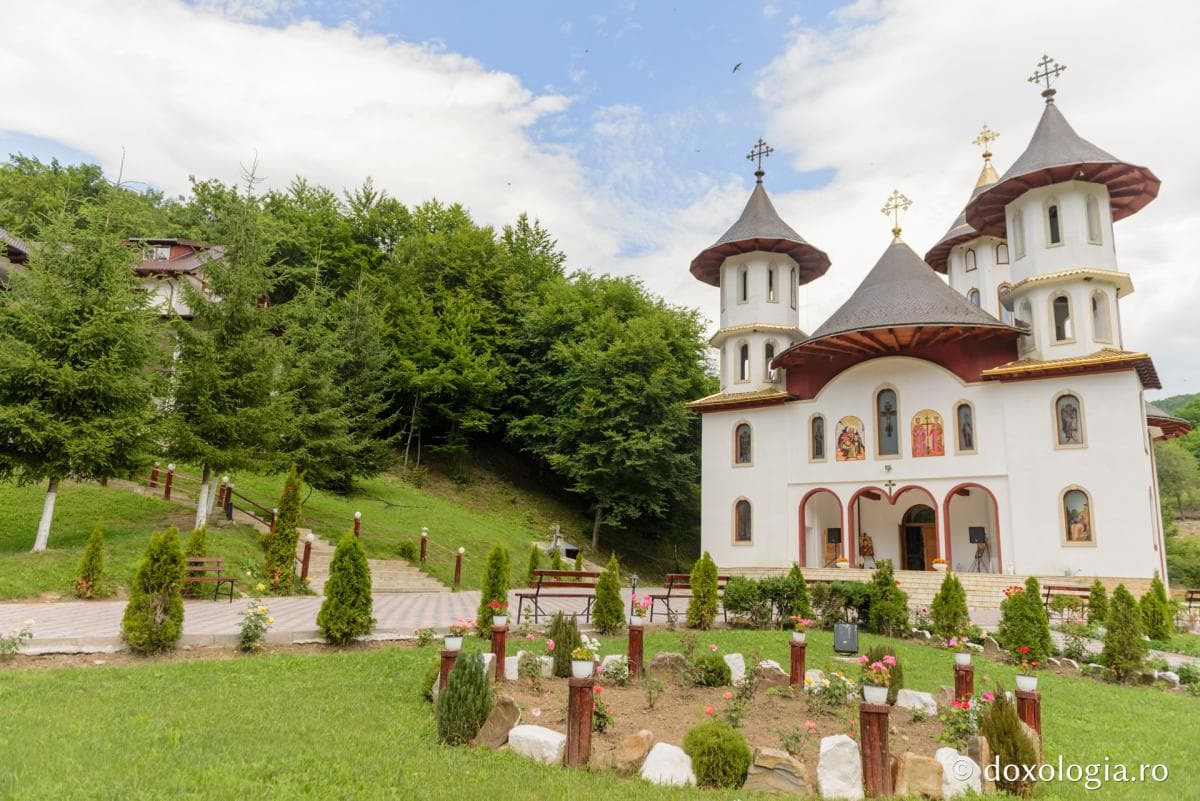 Excursii gratuite cu masă inclusă la o mănăstire din Brașov / Sunt organizate de un preot, care e patronul unei firme de transport și ctitorul mănăstirii
