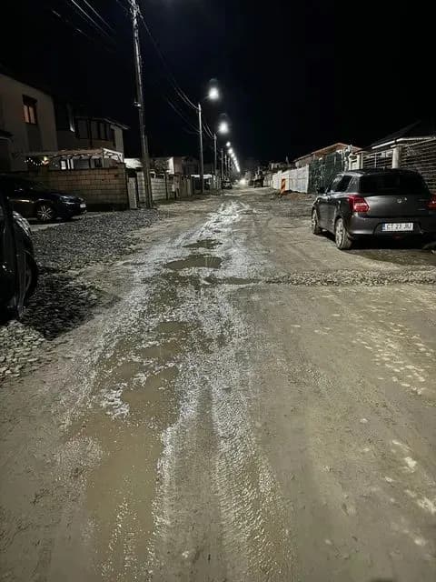 Locuitorii unui cartier din Mangalia apelează la instanță ca să oblige autoritățile locale să le asfalteze străzile / „Suntem sufocați de gropile care ne distrug mașinile” / Primarul ales e acuzat de luare de mită și e suspendat din funcție