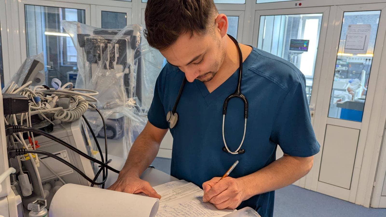 „M-am simțit tratat ca Hasan, nu ca un străin” / Povestea unui medic libanez care a ales ATI Sibiu în locul Germaniei / A ajuns aici după ce a văzut un anunț pe ușa ambasadei României din Beirut