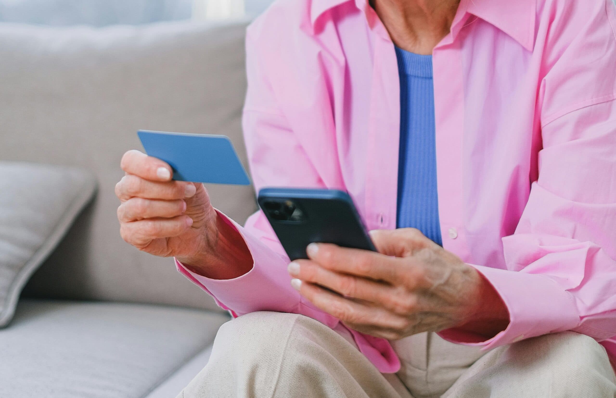 Doar 3 din 10 seniori au ştiut să recunoască metode precum spoofing sau smishing / Campanie dedicată protejării vârsticilor de fraudele bancare online