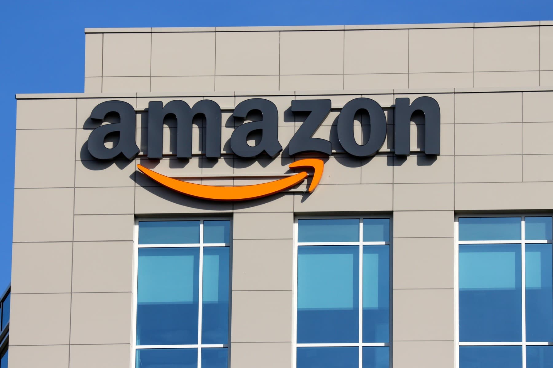 „Stimulente perverse” pentru „tokkenmaxing”: Angajați Amazon, acuzați că folosesc AI pentru sarcini inutile ca să își crească scorurile interne