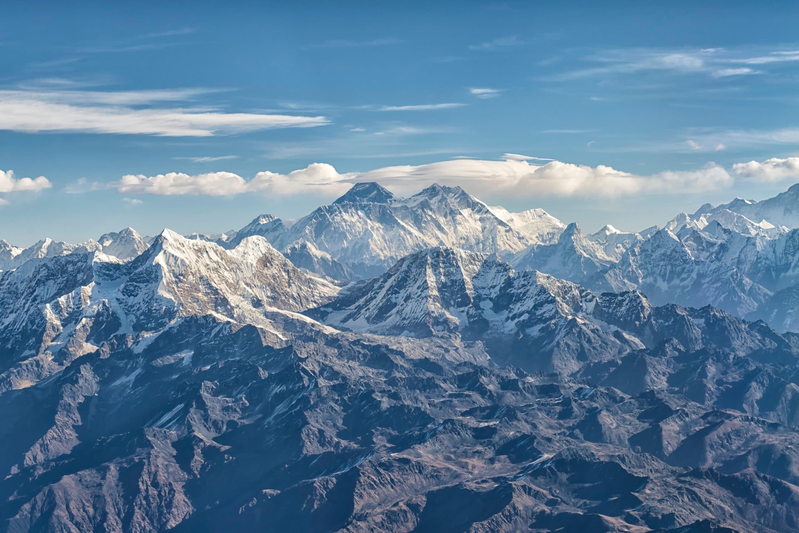 Nepal a emis un număr record de permise pentru ascensiunea pe Everest. Cresc temerile privind aglomerația din „zona morții”