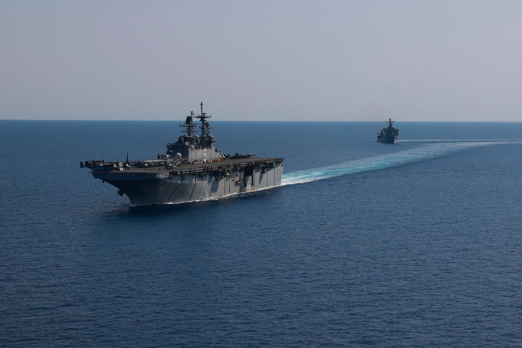 SUA lovesc radare iraniene după ce Teheranul a lansat patru drone asupra unor nave / Trump susține că Iranul mai deține „21–22%” din stocul de rachete