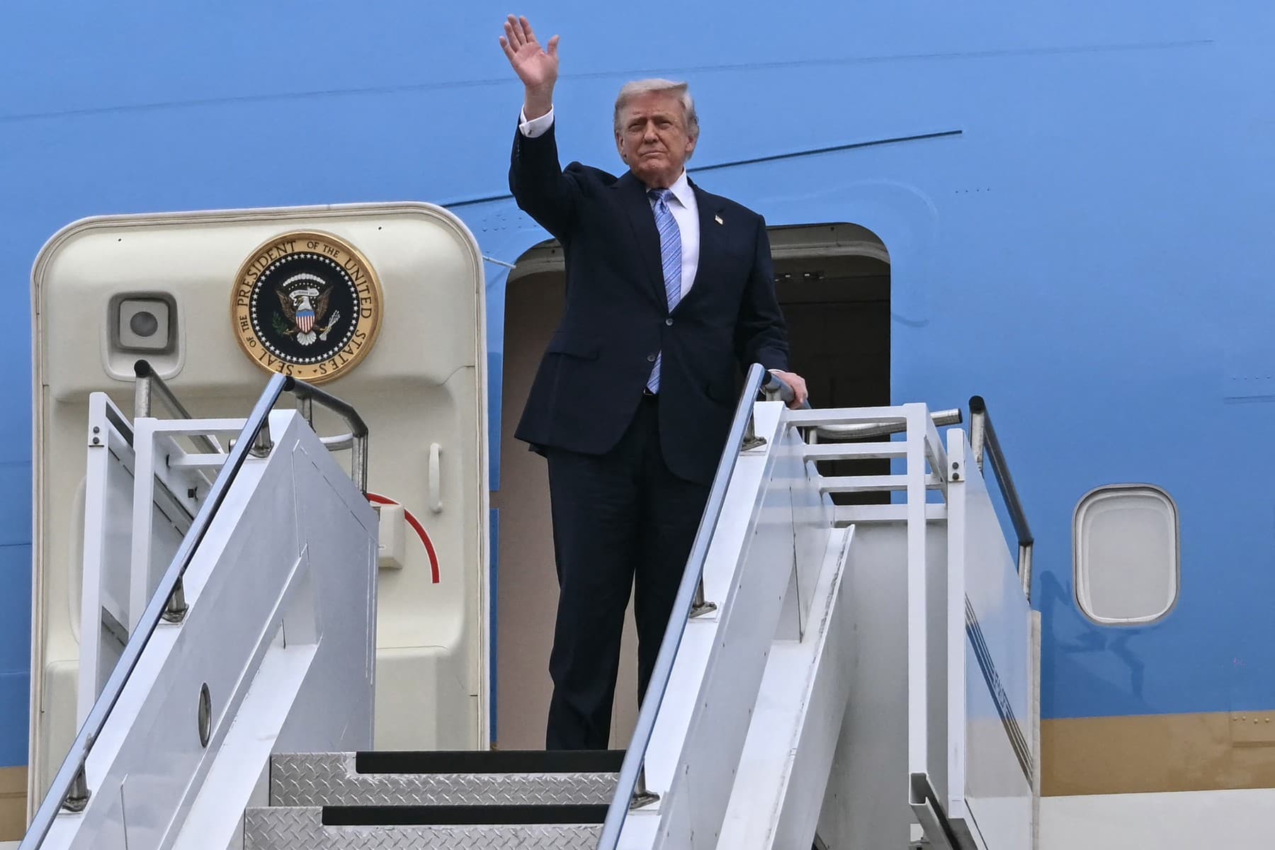 Totul la coșul de gunoi. Delegația lui Donald Trump a aruncat toate obiectele chinezești înainte de a se îmbarca la bordul Air Force One, la finalul vizitei în China
