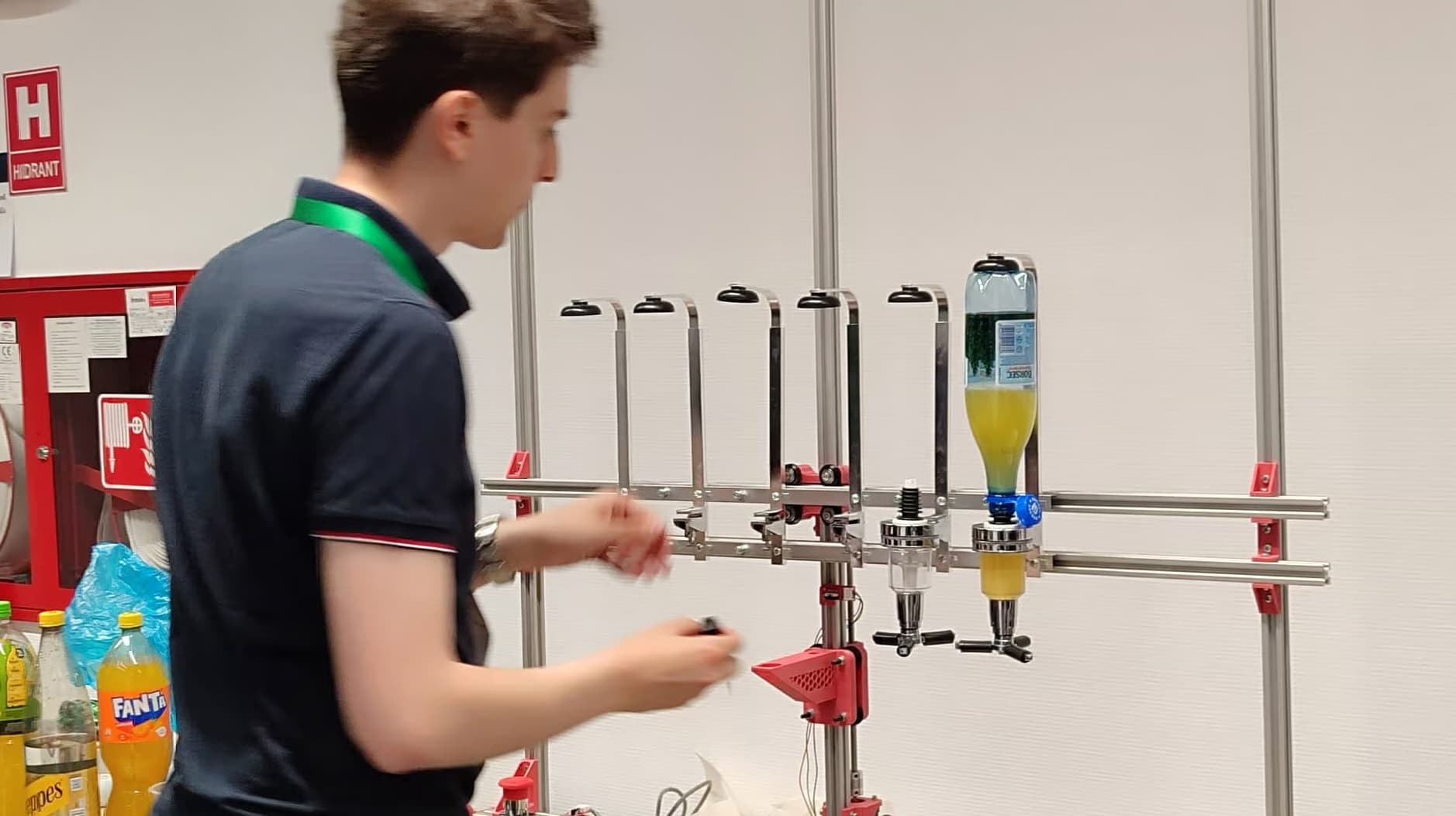 Cocktailuri făcute de un robot, la Cluj / Studenții de la UTCN au creat „Barduino”, barmanul viitorului / Nu rezolvă neapărat o problemă, dar face viața puțin mai interesantă