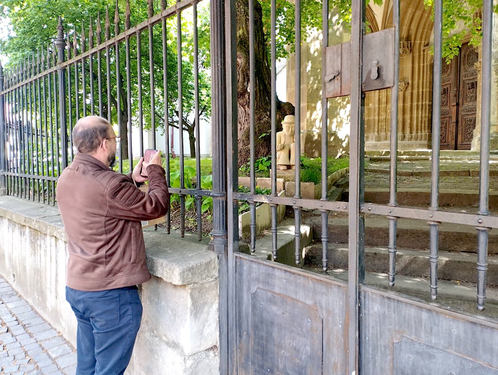 Turiștii care ajung în centrul Sibiului, atrași de o mică sculptură de piatră, expusă în public după 12 ani de la realizare