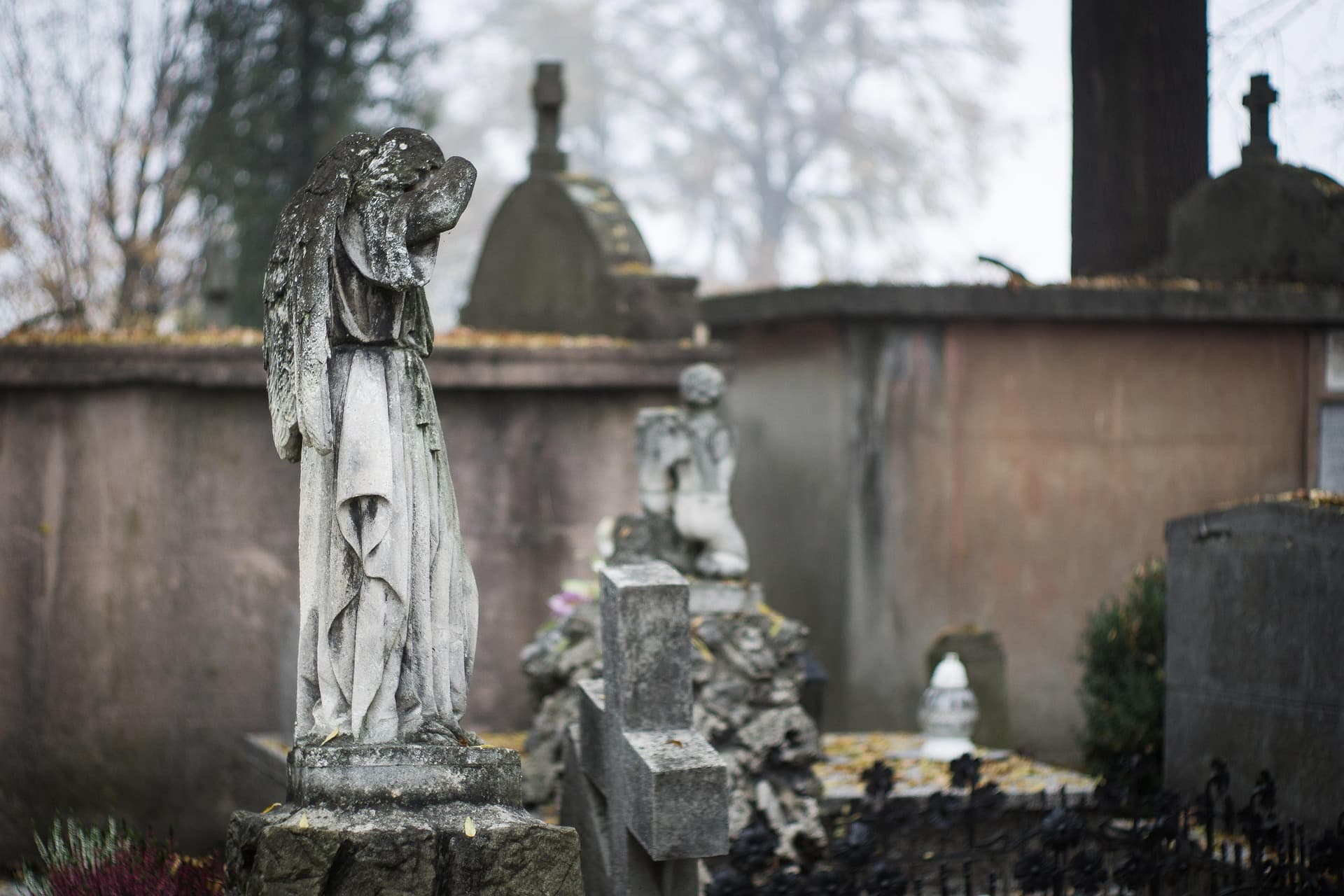Doi tineri acuzați că au dansat pe morminte în Cimitirul Bellu, trimiși sub control judiciar / Au simulat raporturi sexuale cu un monument funerar