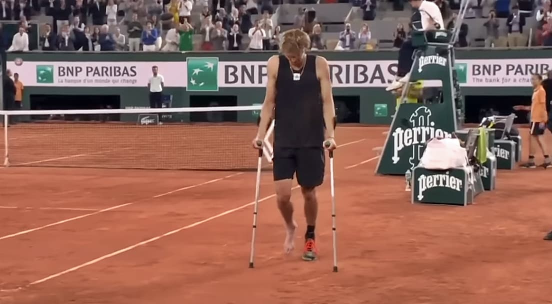 VIDEO: Imaginea zilei în tenis: de la cârje la titlul visat la Roland Garros