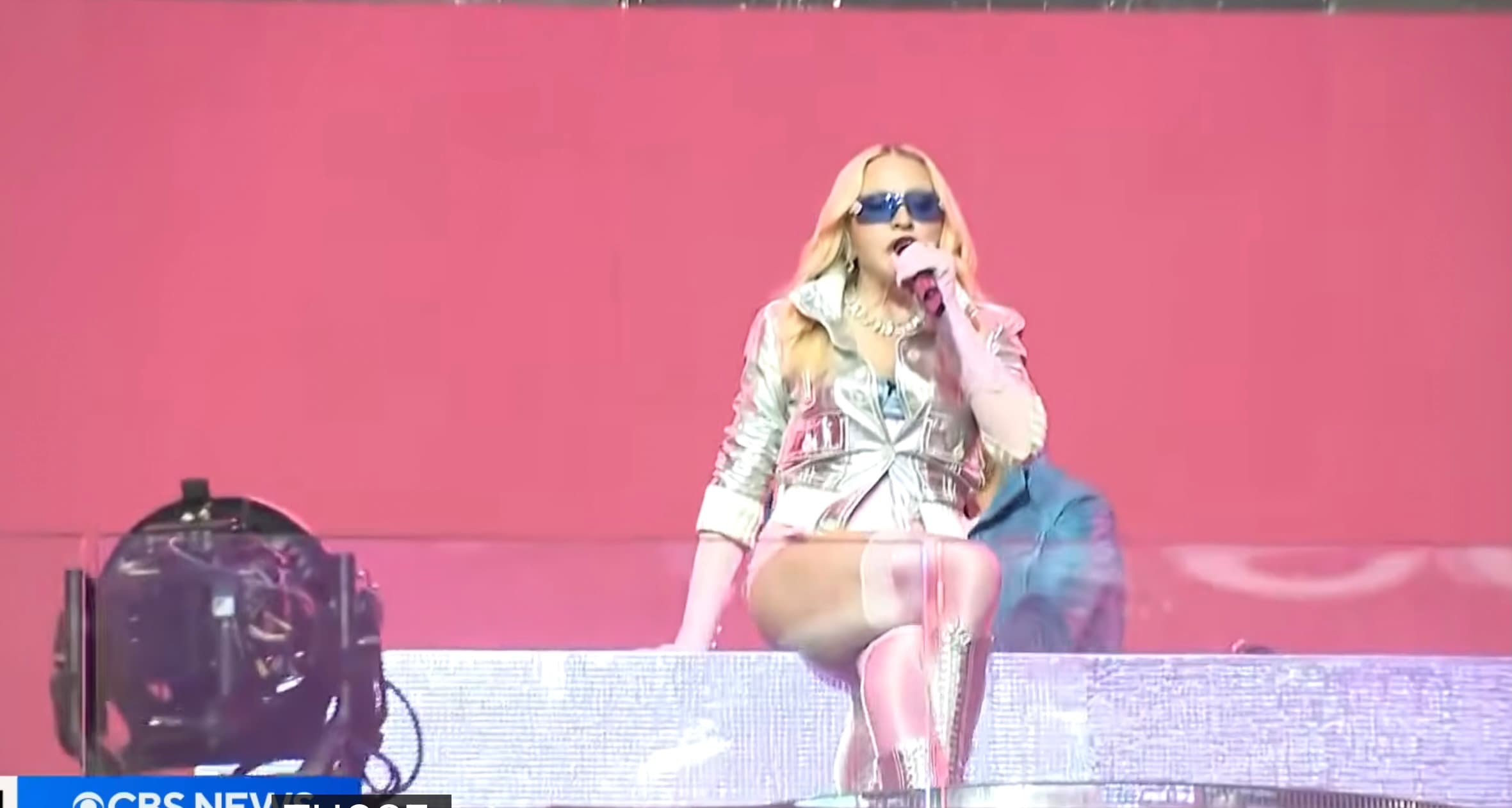 Madonna a susţinut un concert surpriză de 15 de minute la New York, cu câteva săptămâni înainte de lansarea noului ei album