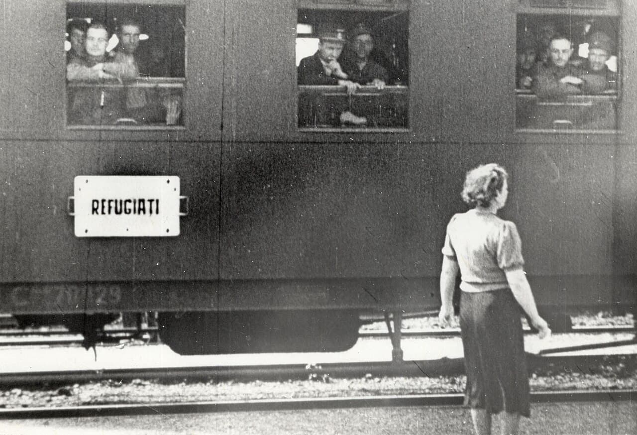 Retragerea armatei române din Basarabia și nordul Bucovinei din iunie 1940: printre cei care atacă militarii români se numără și țărani basarabeni
