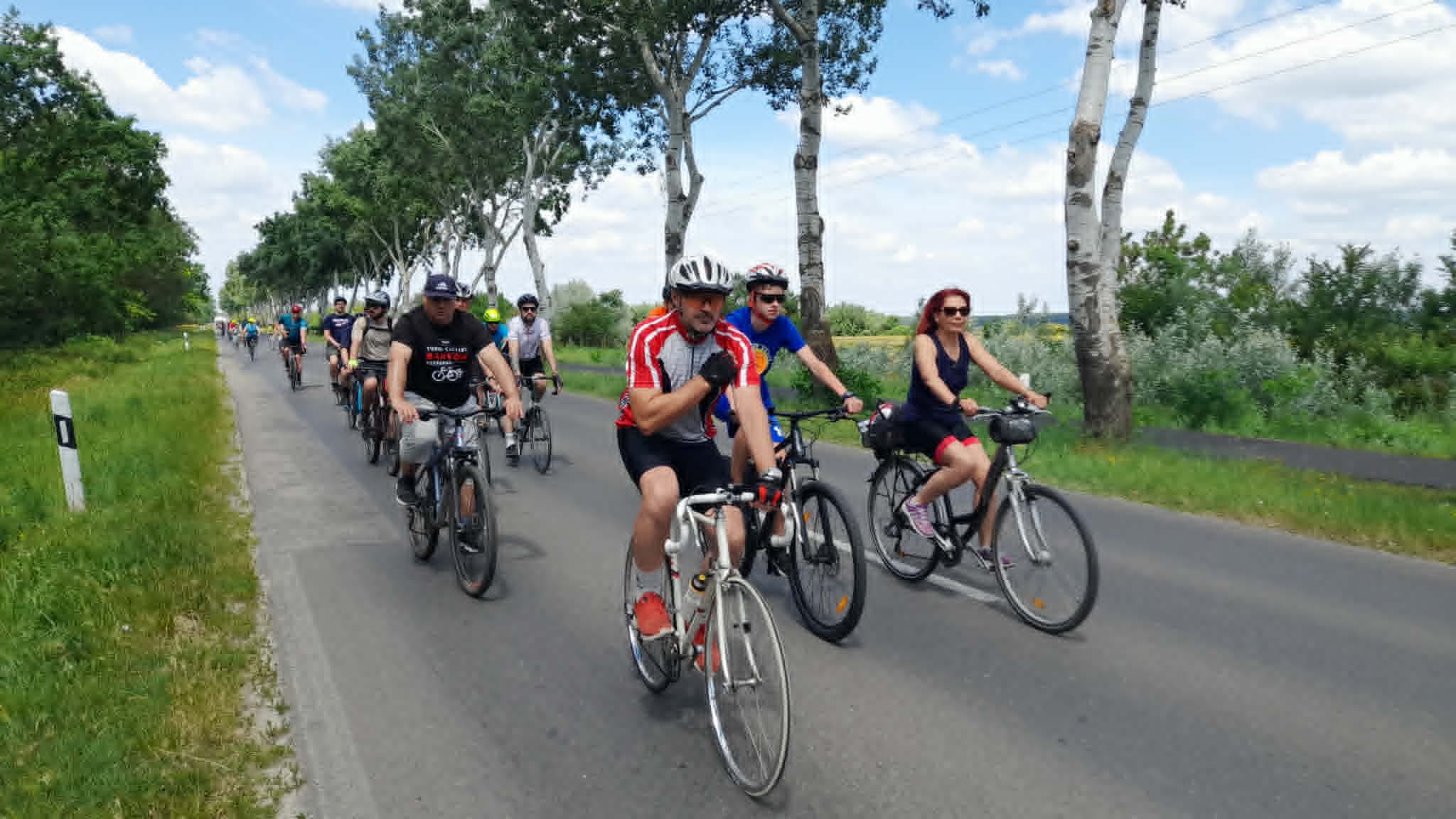 VIDEO & FOTO | De la Timișoara la Szeged, pe două roți: ediția record a turei cicliste a adunat 220 de participanți. Un maghiar a câștigat ambele etape ale cursei