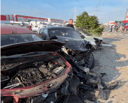 VIDEO: Grav accident rutier în apropierea centrului comercial „Dragonul Roșu” din Capitală / 2 persoane rănite și 12 mașini avariate / O femeie din China a pierdut controlul asupra direcției de mers și a intrat în mai multe mașini parcate