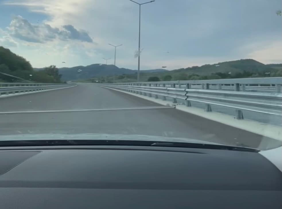 VIDEO Imagini de pe lotul 4 din autostrada Sibiu – Pitești / În august se termină lucrările, însă doar în toamnă se va deschide circulației / ”Va fi nevoie de o perioadă de recepție și pre-recepție ceva mai lungă”