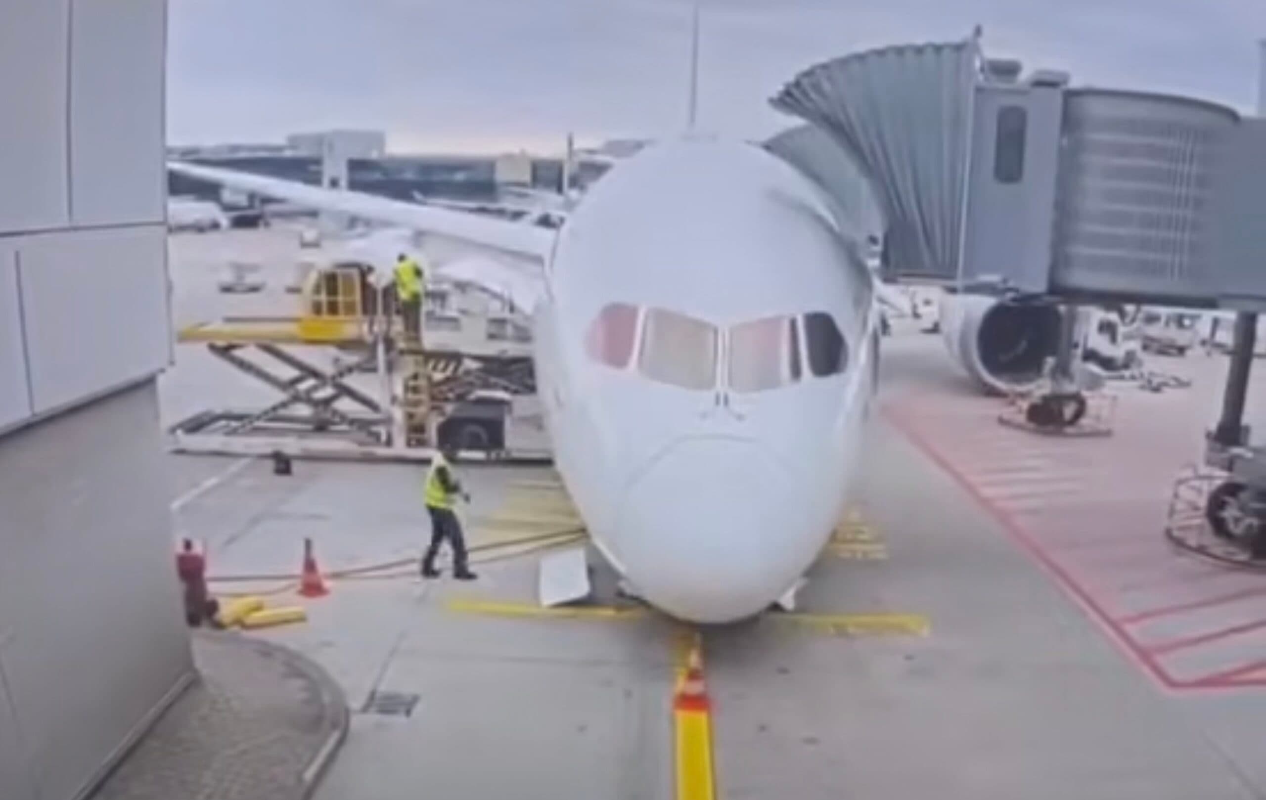 Germania: Mai mulți răniți pe aeroportul din Frankfurt după ruperea trenului de aterizare față al unui Boeing-787