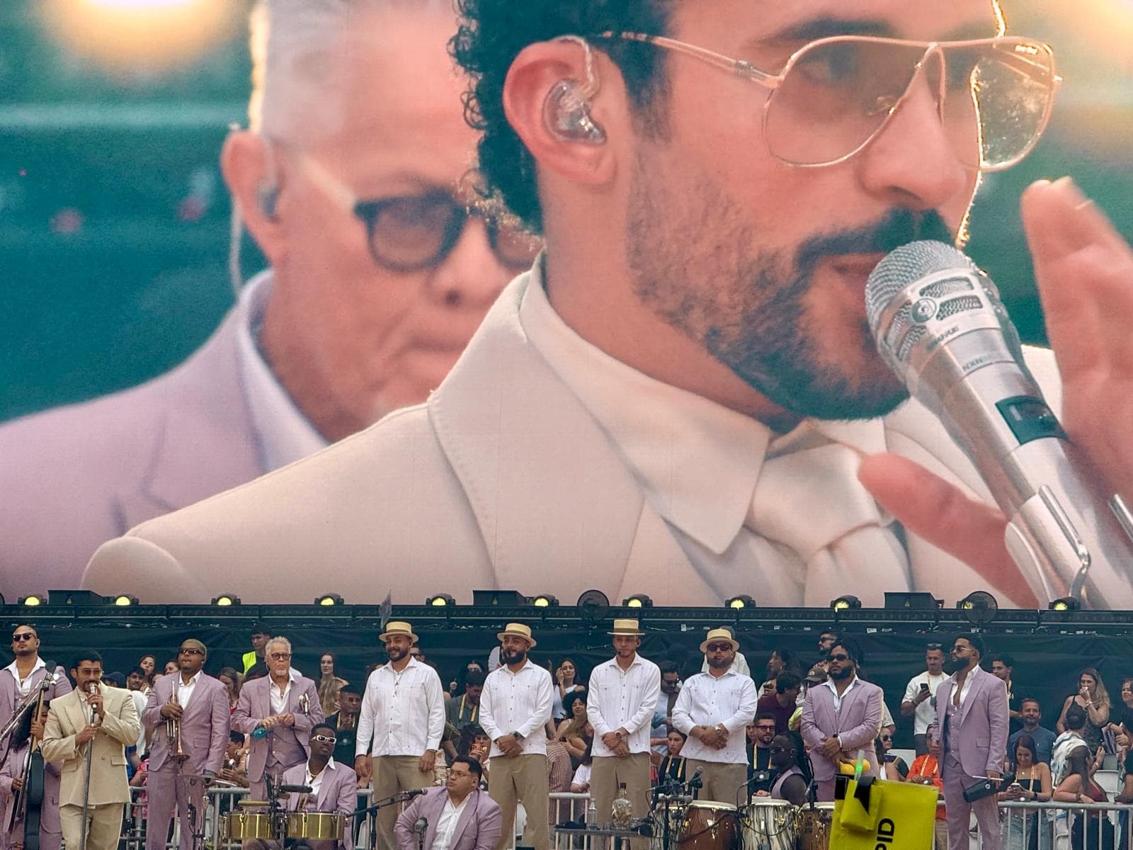 FOTO & VIDEO: Cum a fost la concertul lui Bad Bunny de la Madrid / Benito Antonio, superstarul care a înnebunit planeta hispanică și l-a înfuriat pe Trump