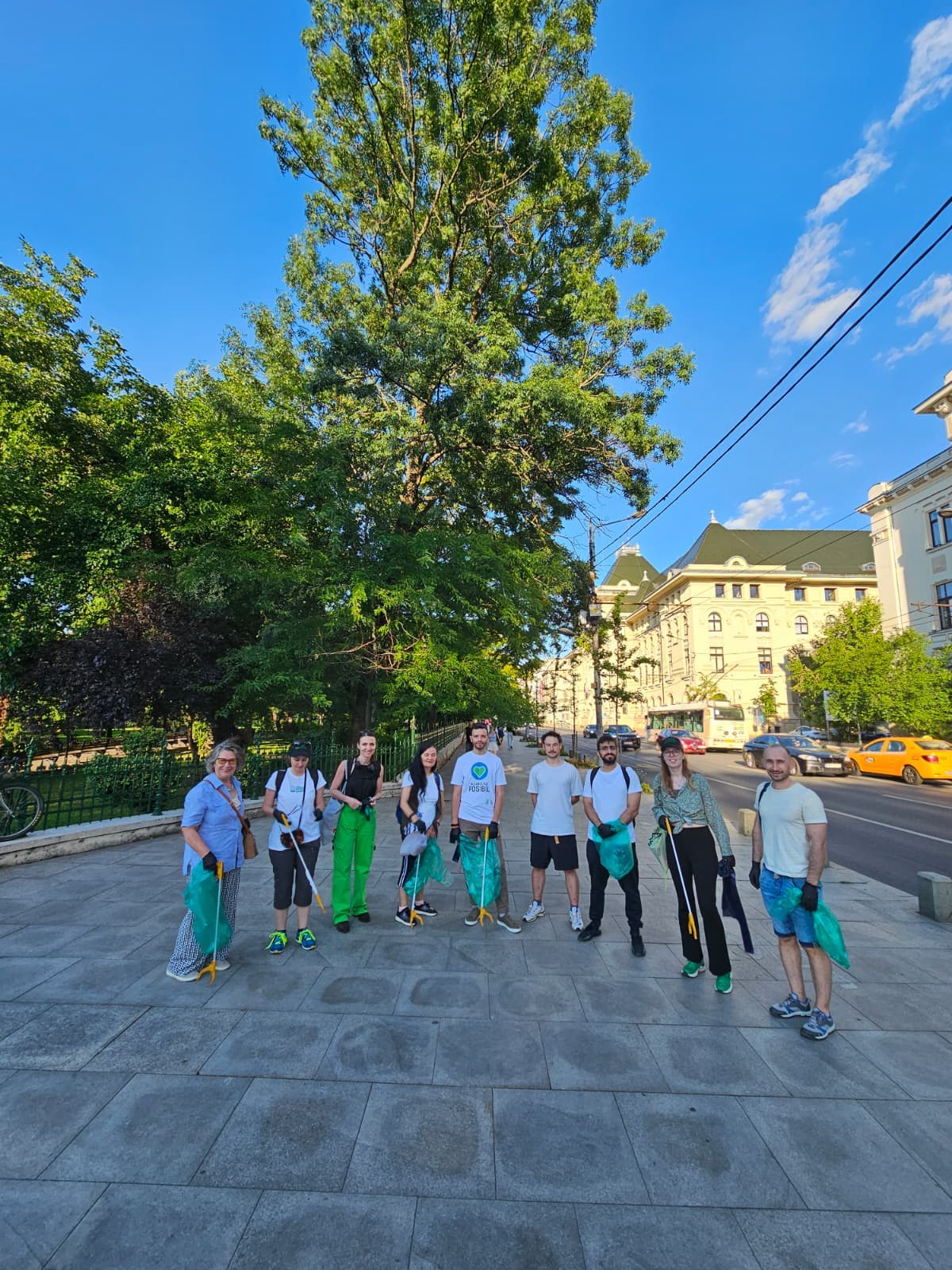 FOTO REPORTAJ | Clean-up comunitar pe Bulevardul Regina Elisabeta: cum s-au dezvoltat, după doi ani, copacii plantați prin proiectul civic „Coroană Verde”, care va uni într-o zi coroanele arborilor din centrul Capitalei