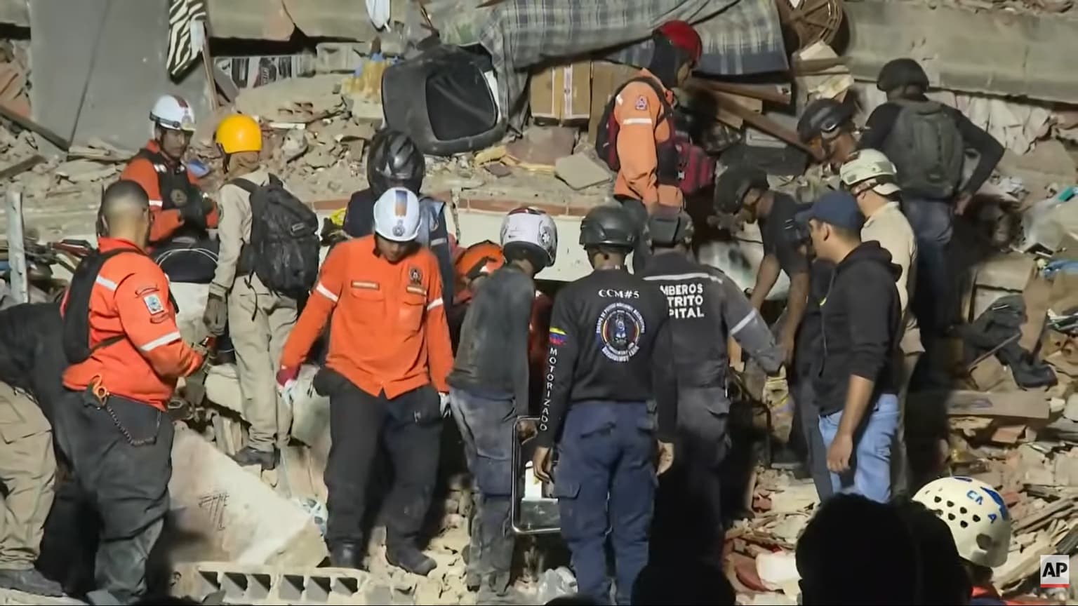Două cutremure devastatoare, de 7,2 și 7,5 pe scara Richter, au lovit Venezuela într-un minut, urmate de peste 20 de replici / Clădirile s-au prăbușit în capitala Caracas / Autoritățile se așteaptă la peste 100.000 de morți / A fost declarată stare de urgență