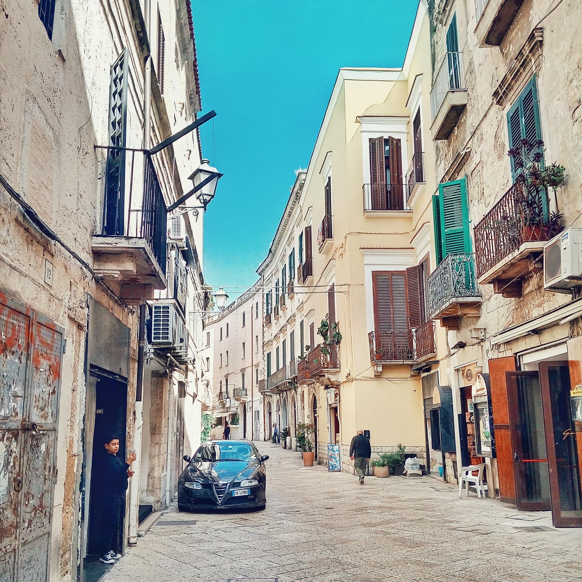 Românii, pe locul 2 la numărul de turiști străini, de Ziua Italiei, la Bari / Peste 8% din totalul turiștilor care au ajuns în sudul Italiei sunt români / ”Pe străduțele din centrul istoric se aud limbi din toată lumea, mai ales din Europa de Est”