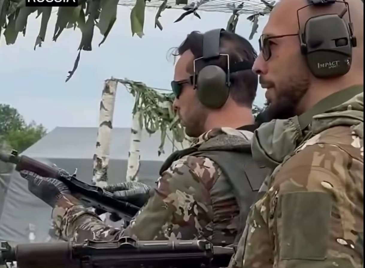 VIDEO Frații Tate, îmbrăcați în haine militare rusești, participă la o zi de instrucție în armata Kremlinului / Ucraina reacționează după ce i s-a cerut atacarea bloggerilor: ”Faptul că o persoană se comportă ca un nemernic nu o transformă într-o țintă militară legitimă”