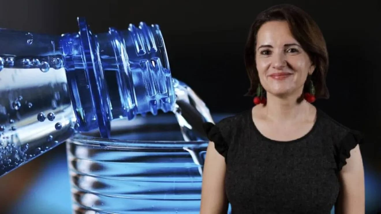 Ce se întâmplă în corpul tău când începi să bei mai multă apă. Nutriționistul Tania Fântână explică modul în care te ajută hidratarea să slăbești și de ce deshidratarea este mai periculoasă decât pare