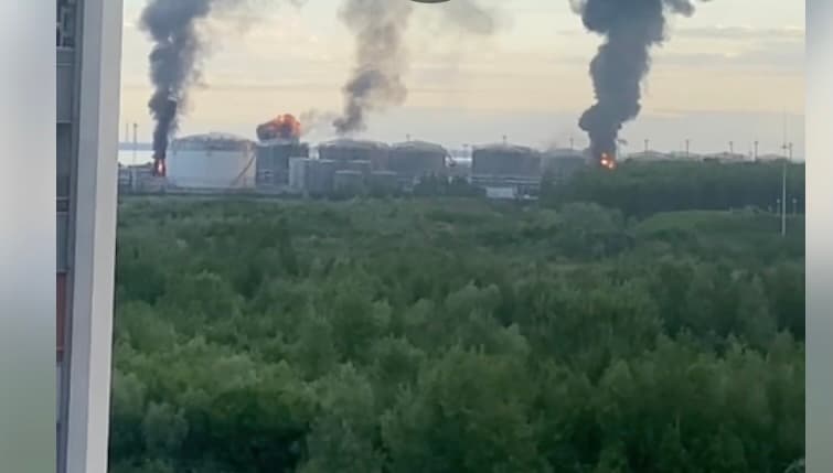 Cel mai mare terminal petrolier din Rusia a luat foc la Sankt Petersburg după un atac cu drone / Are o capacitate anuală de 12,5 milioane de tone și 21 de rezervoare de stocare a produselor petroliere