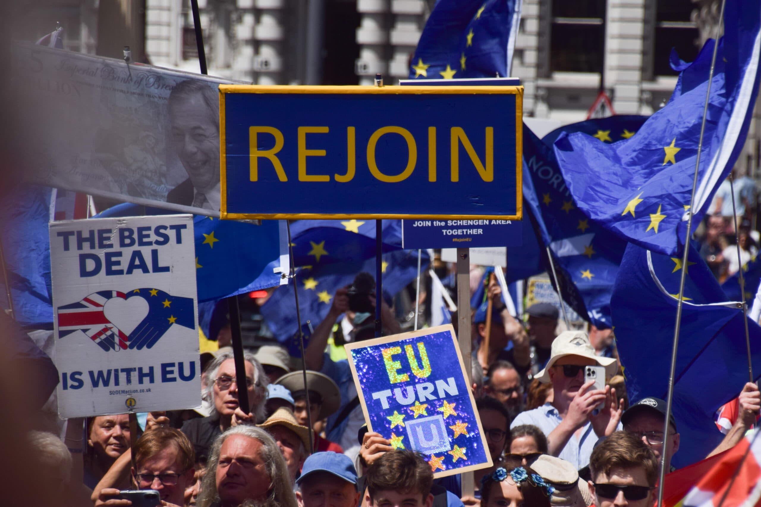 La zece ani de la referendumul din Regatul Unit pentru Brexit, sute de persoane au mărșăluit la Londra pentru revenirea Regatului Unit în Uniunea Europeană