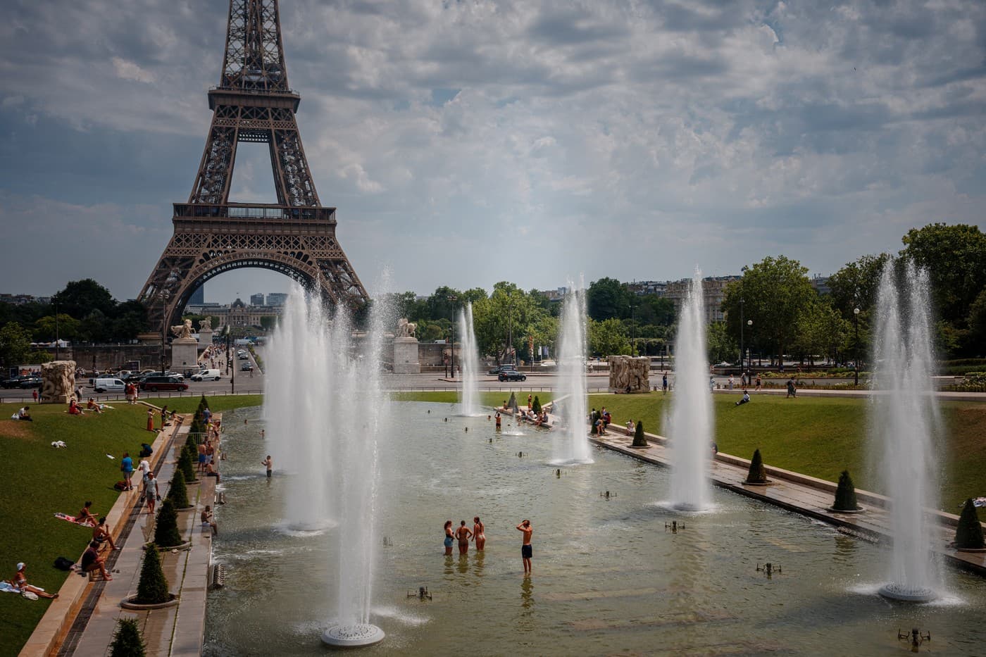 Valul de caniculă obligă marile atracții turistice din Europa să își reducă programul / Turnul Eiffel și Muzeul Luvru se închid mai devreme