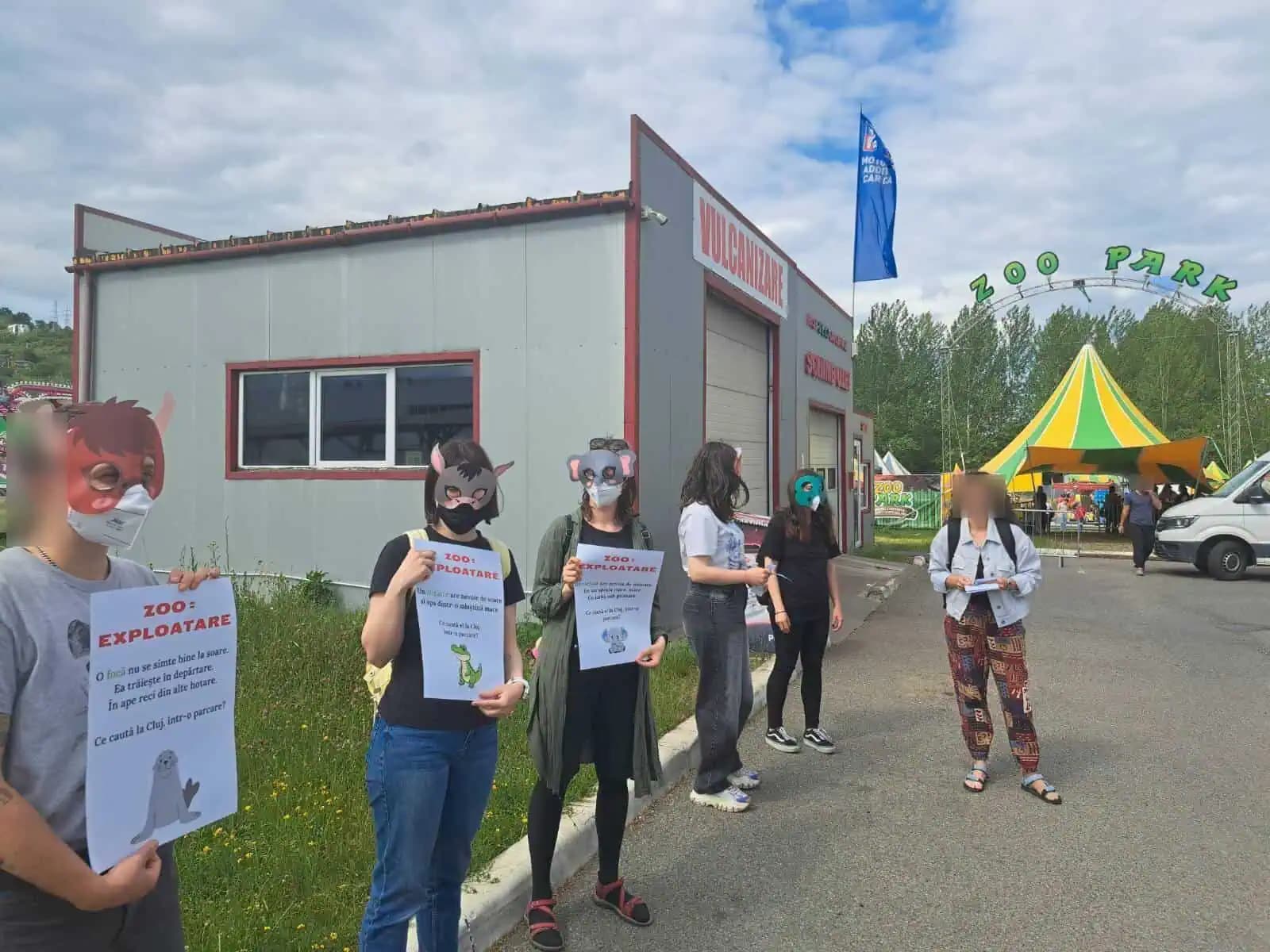 Protest pentru drepturile animalelor la Cluj / Activiștii reclamă condițiile în care sunt ținute animalele de la Zoo Park / „Activitatea seamănă cu cea a unui circ ambulant”