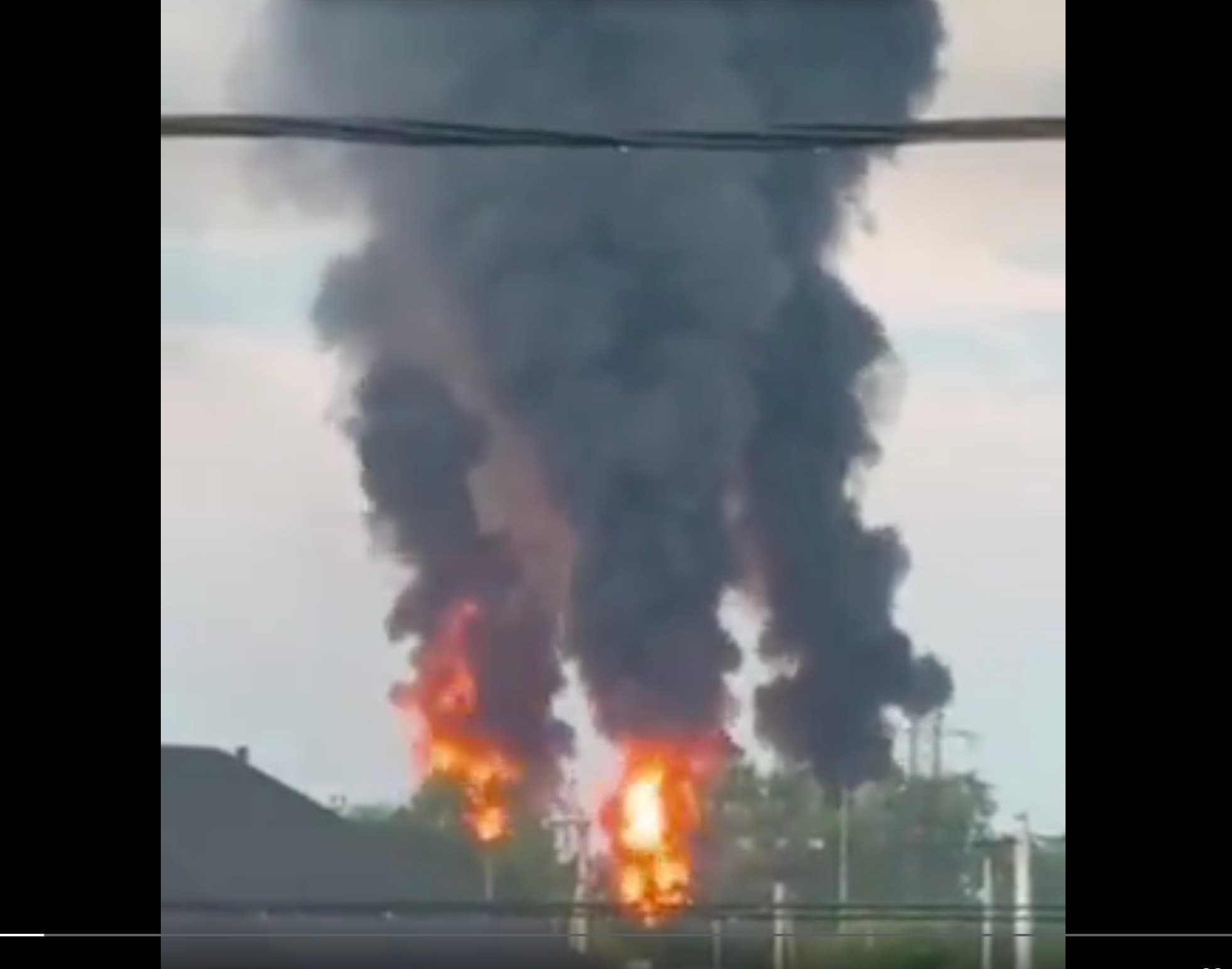 Atac puternic lansat de Ucraina asupra a două rafinării petroliere rusești care prelucrează peste 14 milioane de tone de țiței pe an