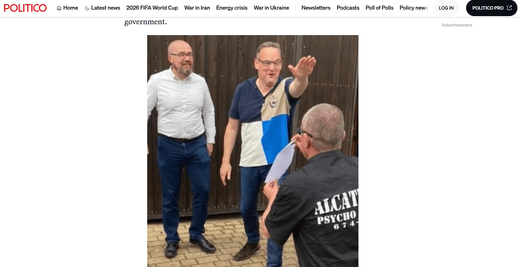 Parlamentar german de extremă dreapta, surprins în timp ce făcea salutul nazist / Martin Reichardt (AfD) neagă acuzațiile: A fost o glumă
