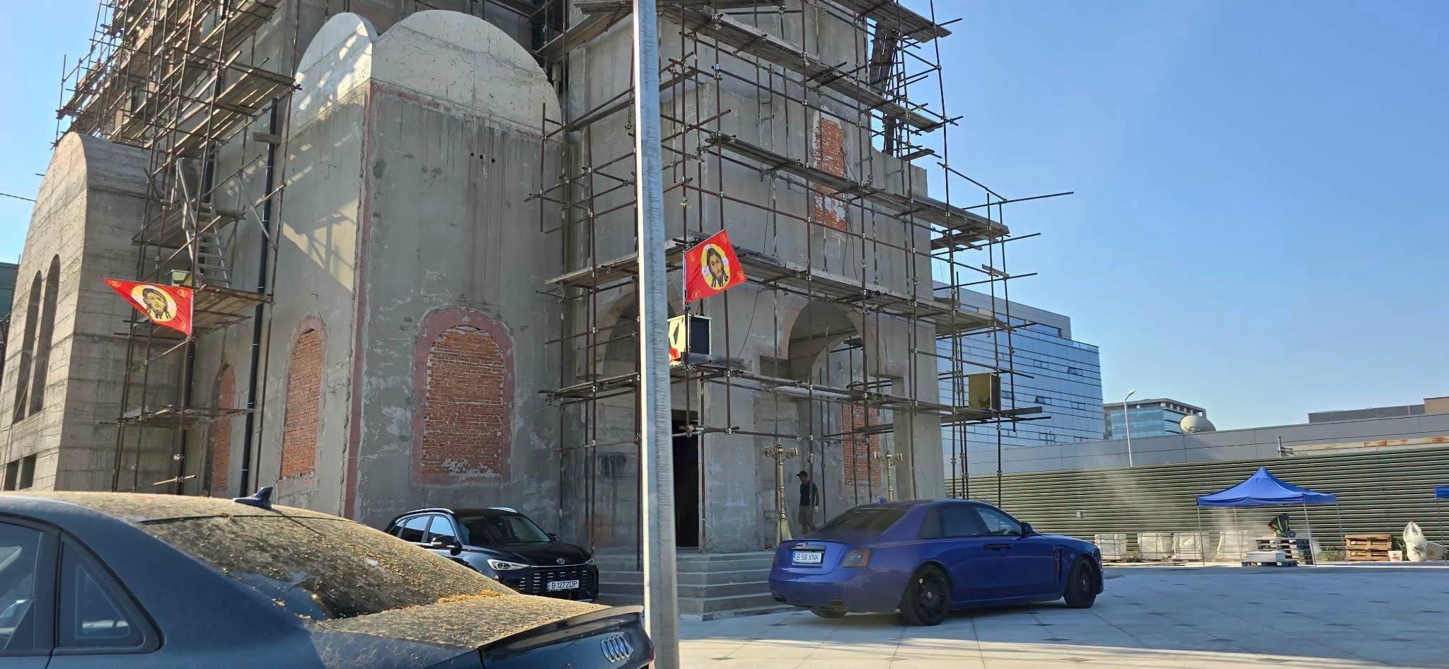 Vasile Bănescu, fostul purtător de cuvânt al Patriarhiei Române: Recent au fost arborate în București, pe lângă o biserică cu turle strident rusești, steagurile de luptă ale criminalei armate ruse, care de 4 ani ucide în masă creștini ortodocși