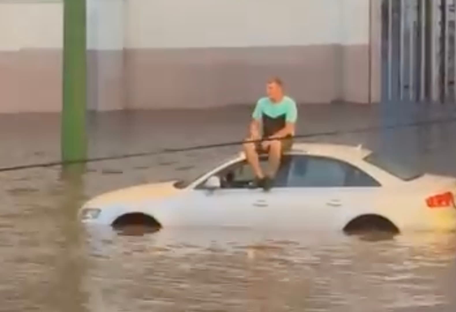 FOTO VIDEO Inundaţii în municipiul Braşov în urma ploilor torenţiale / Mai multe mașini au rămas blocate din cauza apei