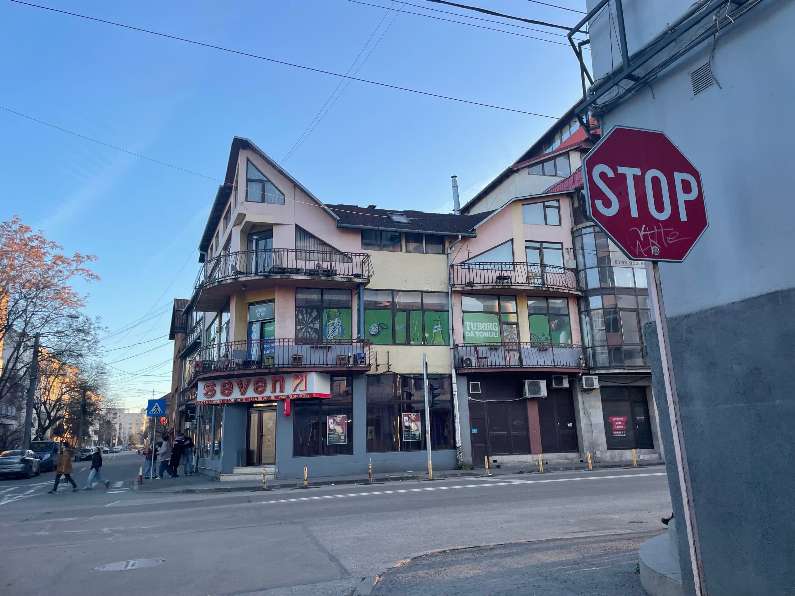 Primăria Cluj-Napoca pregătește interzicerea jocurilor de noroc în spații fizice, invocând protecția tinerilor și interesul public local