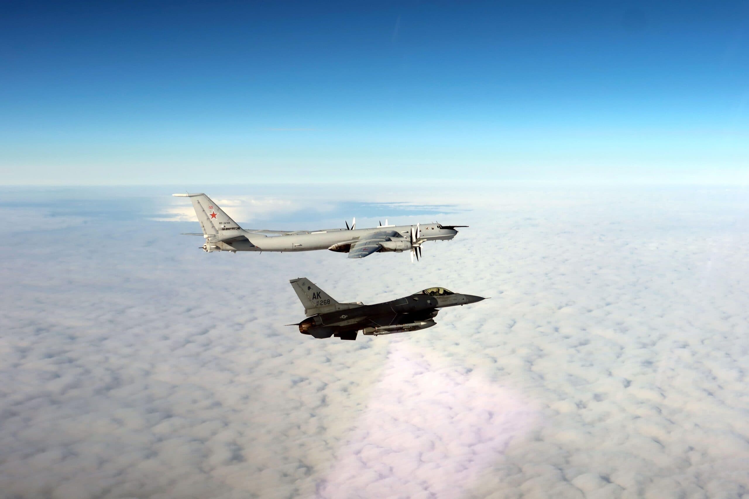 Avioane britanice au interceptat două aeronave rusești Tu-142 în timpul unei misiuni NATO în Arctica
