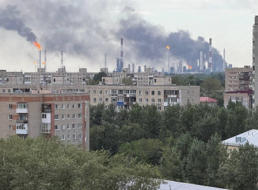 Cel puțin șapte drone ucrainene au atacat rafinăria din Omsk, la peste 2.000 de kilometri de Ucraina