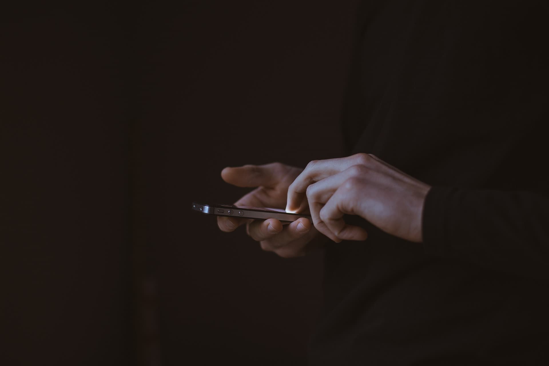 Cine sunt cei care își verifică e-mailurile de serviciu în timpul vacanței / Multe persoane se simt vinovate atunci când se odihnesc / Psihologii explică de ce apare acest comportament