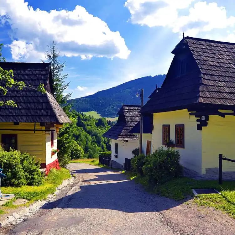 Locuitorii unui sat din Slovacia vor să renunțe la statutul de obiectiv UNESCO / Sunt sătui de turiști / Cei 17 săteni ai localității primesc 400 de euro pe an pentru a compensa inconvenientele