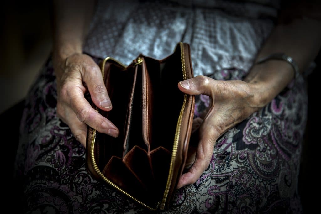 Pensionară din Iași, trimisă în judecată după ce și-a însușit un portofel găsit pe stradă