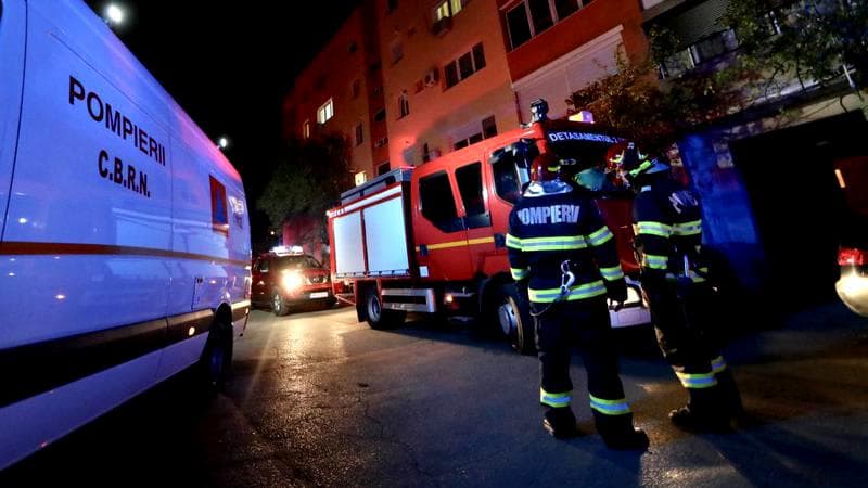 Explozie într-un bloc din Galați. Trei persoane au fost rănite și transportate la spital