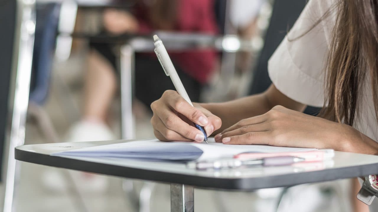 Peste 145.000 de elevi români din clasele a VIII-a au susținut astăzi prima probă la simularea pentru Evaluare Națională 2026