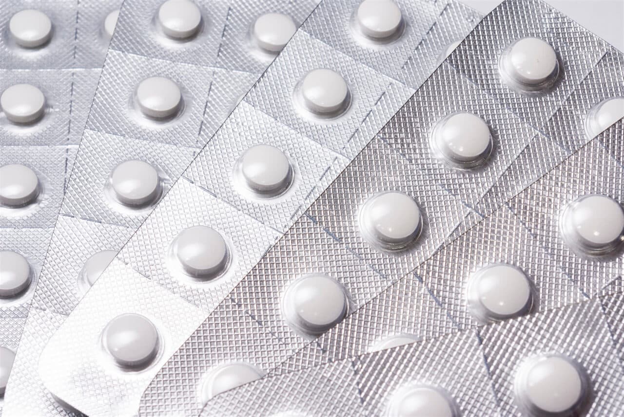 O femeie s-a trezit cu pielea albastră după ce a luat un antibiotic. Despre ce medicament e vorba și care sunt explicațiile medicilor