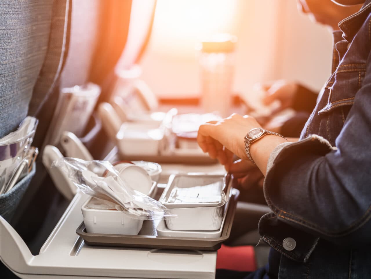 Opinia stewardeselor. Cel mai infect loc din avion. Paradisul bacteriilor nu este capacul de WC