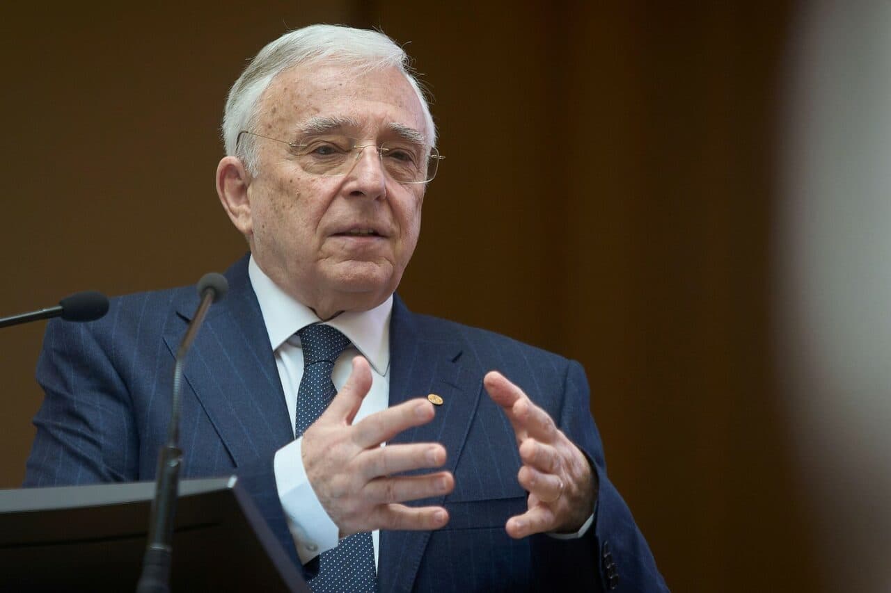 Bloomberg: România a cheltuit peste un miliard de euro pentru a preveni slăbirea leului în timpul declinului global din martie