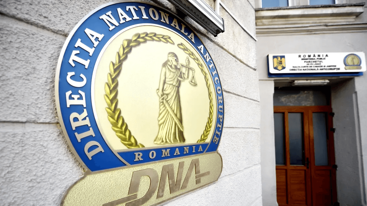 Un şef de serviciu şi un director executiv de la Finanţe Publice Bucureşti, sub control judiciar pentru luare de mită/ Unul dintre aceştia, acuzat şi de trafic de influenţă