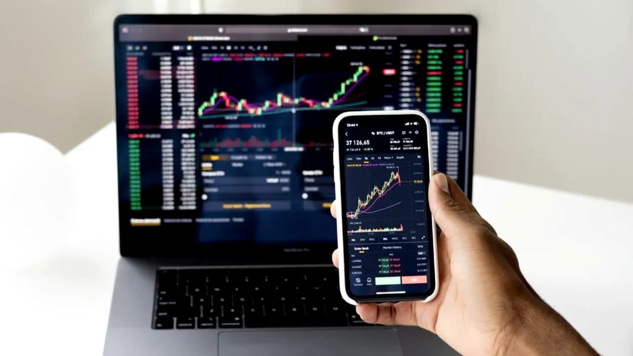 Prăbușire totală pe bursele din SUA. Nasdaq a pierdut peste 4%, bitcoin cade sub 60.000 de dolari